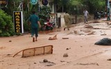 Cận cảnh hàng loạt ô tô, xe máy bị vùi trong cát sau cơn mưa lớn