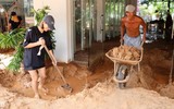 Cận cảnh hàng loạt ô tô, xe máy bị vùi trong cát sau cơn mưa lớn