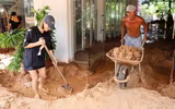 Cận cảnh hàng loạt ô tô, xe máy bị vùi trong cát sau cơn mưa lớn