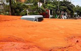 Cận cảnh hàng loạt ô tô, xe máy bị vùi trong cát sau cơn mưa lớn