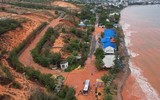 Cận cảnh hàng loạt ô tô, xe máy bị vùi trong cát sau cơn mưa lớn