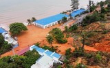 Cận cảnh hàng loạt ô tô, xe máy bị vùi trong cát sau cơn mưa lớn