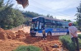 Cận cảnh hàng loạt ô tô, xe máy bị vùi trong cát sau cơn mưa lớn