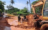 Cận cảnh hàng loạt ô tô, xe máy bị vùi trong cát sau cơn mưa lớn