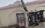 Hàng loạt ô tô bị đè bẹp, móp méo do bão Bualoi