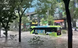 Hà Nội: Hàng loạt tuyến phố ngập sâu do mưa lớn