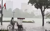 Hà Nội: Hàng loạt tuyến phố ngập sâu do mưa lớn