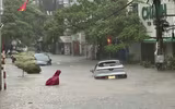 Hà Nội: Hàng loạt tuyến phố ngập sâu do mưa lớn