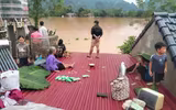 Toàn cảnh Thái Nguyên chìm trong biển nước, người dân bất lực nhìn tài sản trôi theo dòng nước