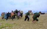 Lực lượng Công an bám biển giúp ngư dân chống cơn bão số 5