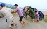 Lực lượng Công an bám biển giúp ngư dân chống cơn bão số 5