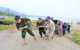 Lực lượng Công an bám biển giúp ngư dân chống cơn bão số 5