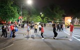 Phố đi bộ nhộn nhịp sau thời gian dừng hoạt động để chống dịch Covid-19