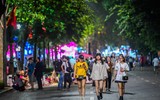 Phố đi bộ nhộn nhịp sau thời gian dừng hoạt động để chống dịch Covid-19