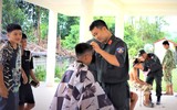 Luôn kề vai sát cánh giúp đỡ người dân 