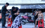 Luôn kề vai sát cánh giúp đỡ người dân 
