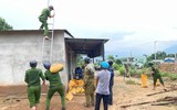 Công an các tỉnh miền Trung căng mình giúp dân ứng phó siêu bão Noru