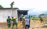 Công an các tỉnh miền Trung căng mình giúp dân ứng phó siêu bão Noru