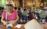 Về Đường Lâm trải nghiệm làm tranh sơn mài 