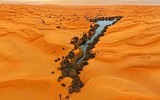 Hồ nước đẹp như trong truyện cổ tích, ẩn mình giữa lòng sa mạc Sahara