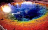 Bí mật đằng sau hồ nước nóng tự đổi màu độc đáo nhất trên thế giới