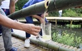 Bất ngờ với loại rượu thơm ngon, tinh khiết từ trong ống cây tre