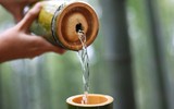 Bất ngờ với loại rượu thơm ngon, tinh khiết từ trong ống cây tre
