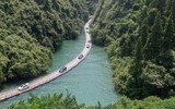 Kỳ lạ, cầu gỗ nổi giữa sông chịu được sức nặng 10.000 người, dù không có trụ chống