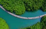 Kỳ lạ, cầu gỗ nổi giữa sông chịu được sức nặng 10.000 người, dù không có trụ chống