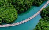 Kỳ lạ, cầu gỗ nổi giữa sông chịu được sức nặng 10.000 người, dù không có trụ chống