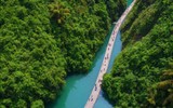 Kỳ lạ, cầu gỗ nổi giữa sông chịu được sức nặng 10.000 người, dù không có trụ chống