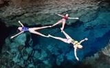 Độc đáo hồ trong suốt khiến người bơi như bay trong không trung