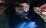 Độc đáo hồ trong suốt khiến người bơi như bay trong không trung