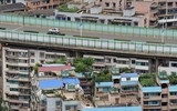 Độc đáo cầu cao tốc nằm trên nóc các tòa nhà chung cư