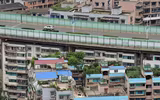 Độc đáo cầu cao tốc nằm trên nóc các tòa nhà chung cư