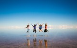 Check-in cánh đồng muối tựa gương phản chiếu kỳ ảo ở Bolivia