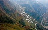 Cung đường 04 km với 24 khúc cua tựa “rắn trườn sườn núi ”