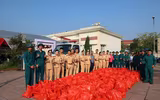 Tuổi trẻ Cảnh sát giao thông Hà Nội xung kích hỗ trợ người dân vùng ngập