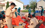 Tuổi trẻ Cảnh sát giao thông Hà Nội xung kích hỗ trợ người dân vùng ngập