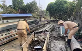 Tuổi trẻ Cảnh sát giao thông Hà Nội xung kích hỗ trợ người dân vùng ngập