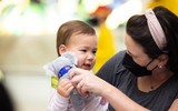 Cảnh đoàn tụ xúc động sau khi Australia mở cửa biên giới 