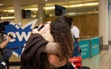 Cảnh đoàn tụ xúc động sau khi Australia mở cửa biên giới 