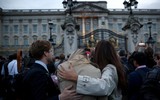 Người dân các nước tưởng nhớ Nữ hoàng Anh Elizabeth II, cầu vồng xuất hiện trên Lâu đài Windsor