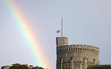Người dân các nước tưởng nhớ Nữ hoàng Anh Elizabeth II, cầu vồng xuất hiện trên Lâu đài Windsor