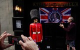 Người dân các nước tưởng nhớ Nữ hoàng Anh Elizabeth II, cầu vồng xuất hiện trên Lâu đài Windsor