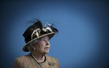 Người dân các nước tưởng nhớ Nữ hoàng Anh Elizabeth II, cầu vồng xuất hiện trên Lâu đài Windsor