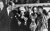 Hình ảnh hiếm về những chuyến công du nước ngoài của Nữ hoàng Anh Elizabeth II
