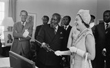 Hình ảnh hiếm về những chuyến công du nước ngoài của Nữ hoàng Anh Elizabeth II