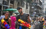 Tưng bừng Lễ hội té nước Songkran tại Thủ đô Bangkok của Thái Lan