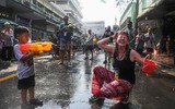 Tưng bừng Lễ hội té nước Songkran tại Thủ đô Bangkok của Thái Lan